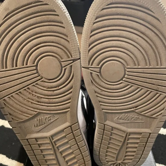 Air Jordan 1 Mid ‘Smoke Grey